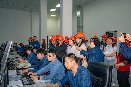 研学班学员参观emc易倍.jpg